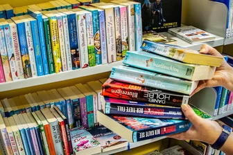 Welttag des Buches in Niederwiesa: Riesen-Scrabble und ein neuer Pavillon - Die Bürgerinitiative Niederwiesa und der Freundeskreis der Bibliothek haben zum Welttag des Buches ein buntes Programm vorbereitet.
