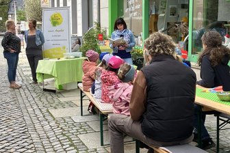 Welttag des Buches: Monika-Häuschen-Geschichten und Achatschnecken in Stollberg - Claudia Lindner, Inhaberin des „Buch+Kunst Laden“, las den Kids vor, unter anderem dieser Gruppe aus der Kita „Zwergenhaus“.