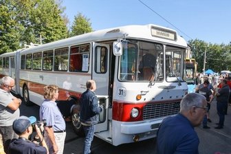 Weltweit gibt es nur noch drei dieser Busse: In Chemnitz steht jetzt eine absolute Rarität - Der Ikarus 180 fuhr bis Anfang der 1980er-Jahre in Chemnitz und war am Samstag die Attraktion schlechthin. Er steht nun im Museum. 