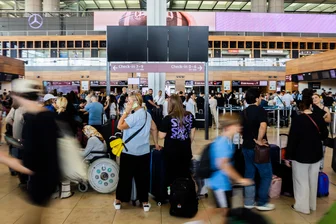 Weltweite IT-Störung: Flugverkehr am Hauptstadtflughafen BER eingestellt - Brandenburg, Schönefeld: Zahlreiche Fluggäste warten am Hauptstadtflughafen BER vor einer schwarzen Anzeigetafel. Am Flughafen BER ist der Flugverkehr eingestellt worden. Als Grund dafür werden technische Probleme genannt.
