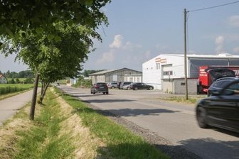 Weltweite Razzia: Wie Bräunsdorf den Einsatz erlebt hat - Auf der schmalen Straße Am Gemeindewald, nahe der dortigen Spedition, hatten sich die Einsatzkräfte am Montagmorgen gesammelt.