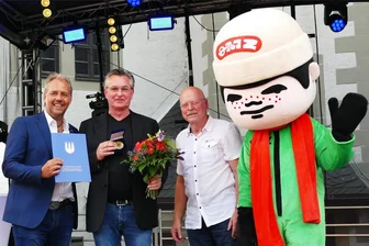 Weltweite Werbung für Zschopau: Begründer des Enduro-Museums erhält Bürgermedaille - Zschopaus Oberbürgermeister Arne Sigmund, Marcus Schachtschneider, Laudator Klaus Baumann und das MZ-Männchen (von links) bei der Verleihung der Bürgermedaille.