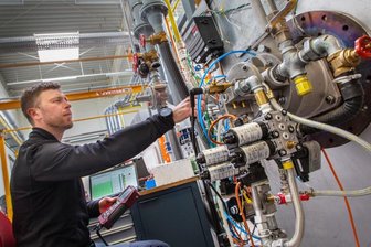 Weltwirtschaft auf der Bremse: So reagiert ein Oederaner Betrieb - Techniker Enrico Schulze überwacht im Technikum von Noxmat in Oederan einen Versuch zur Schadstoffminimierung beim Betrieb eines Industriebrenners. Das Unternehmen entwickelt Gasbrenner für die Industrie. Die Reduzierung von Stickstoffoxiden (NOX) steckt schon im Namen.