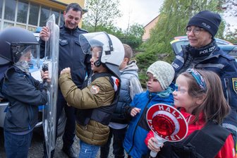 Wem der Weg ins Polizeirevier zu weit ist: Bürgerpolizistin für Jocketa, Neuensalz und Elsterberg mit neuem Service - Bürgerpolizistin Kerstin Müller (rechts) ist in den Orten an der Talsperre Pöhl keine Unbekannte. 2024 war sie mit ihrem Kollegen Dominik Heinz an der Grundschule Jocketa zum Blaulichtprojekttag.