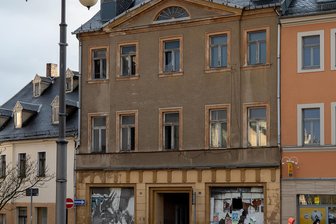 Wem gehört die Bruchbude am Markt? Reichenbachs Kampf gegen einen Schandfleck - Seit Jahren ist das Aussehen des Hauses am Marktplatz unverändert schlecht.