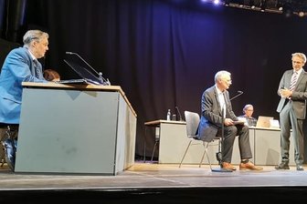 Wem gehört unser Leben? - Der Intendant des Deutsch-Sorbischen Volkstheaters Bautzen Lutz Hillmann (sitzend in der Mitte) als lebensmüder Kläger.