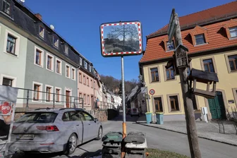 Wem nützt der Verkehrsspiegel an der Karlstraße in Hohenstein-Ernstthal? - Ein Verkehrsspiegel an der Karlstraße soll bessere Sicht auf die Lichtensteiner Straße gewährleisten.