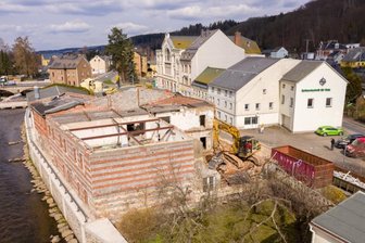 Wema-Brache an der Flöha macht Platz für Grünfläche - Der Abriss der Wema-Brache hat begonnen.