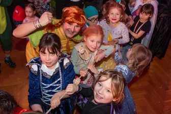 Wemaer Karneval Club startet Faschingsreigen in Plauen: Die schönsten Kostüme in Bildern - Pippi Langstrumpf feuert die Kinder beim Tauziehen an.