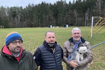 Wembley am Wald im Vogtland - Countdown für einen Silvester-Knaller mit Pyro-Zone - Letzte Platzinspektion vor dem Silvester-Spektakel. Links Groundhopper und Mitorganisator Jan Massarczyk, daneben der Heinsdorfer Trainer Uwe Röske und Vereinspräsident Stephan Hösl, der Silvester Hündin Kira wohl zu Hause lassen wird.