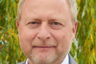 Wen Vogtlands Kleingärtner im Frühjahr an ihren Tisch holen wollen - Tommy Brumm aus Reichenbach ist Präsident des sächsischen Landesverbandes der Kleingärtner.
