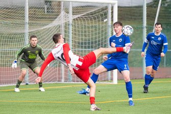 Wende am zweiten Advent: Annaberger Fußballer mit Arbeitssieg zur Herbstmeisterschaft - Wenig Geradlinigkeit in Hälfte eins: Annabergs Spielmacher Simon Schmiedl (vorn) bleibt mit einem Seitfallzieher in der gut gestaffelten Gästeabwehr hängen.