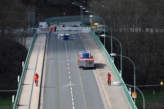 Wende an der Elbbrücke Bad Schandau: Nach monatelanger Sperrung dürften bald wieder Autos darüber rollen - Ein Schwerlastmodul fährt bei einem Belastungstest über die gesperrte Elbbrücke. Voraussichtlich kann die Sperrung kommende Woche aufgehoben werden, wenn auch unter Einschränkungen.
