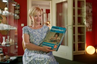 Wende-Erfahrungen: Erzgebirgerin ist im Fernsehen zu sehen - Kerstin Drechsel berichtet über Wende-Erfahrungen; in ihren Händen ein Vero-Baukasten.