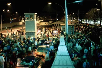Wende-Erinnerungen von Redakteuren aus dem Erzgebirge: "Hatte mir Westberlin irgendwie beeindruckender vorgestellt" - Nach der Öffnung der DDR-Grenzen zur Bundesrepublik am 9. November 1989 drängen sich in der Nacht zum 10. November unzählige DDR-Bürger und Autos am Grenzübergang an der Bornholmer Brücke, um nach West-Berlin zu kommen.