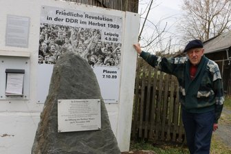 Wende-Gedenkstein ohne Plauen-Bild - Gerhard Morgner zeigt die neugestaltete Bildtafel am Gedenkstein in Mödlareuth.