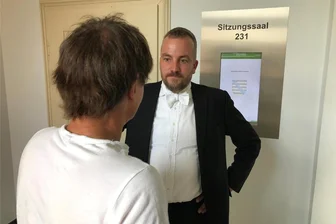 Wende im Prozess um mumifizierte Frau aus Freiberg: Ist der Sohn doch schuldig? - Der Beschuldigte im Rentenbetrugsprozess vor dem Landgericht Chemnitz mit seinem Anwalt Gerhard Rahn (r.). Foto: Steffen Jankowski