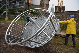 Wendeltreppe schwebt per Kran in den Bergfried auf Schloss Voigtsberg Oelsnitz - 