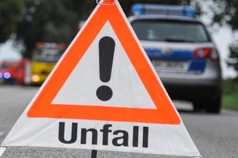 Wendemanöver an Ampel geht schief - 15.000 Euro Schaden und zwei Verletzte sind die Bilanz eines Unfalls am Samstag in Chemnitz.