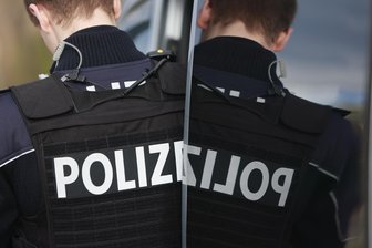 Wendemanöver in Frankenberg: Schwarzer Pkw verletzt Simson-Fahrerin und flüchtet - Die Polizei sucht den Fahrer eines schwarzen Pkw.