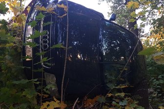 Wendemanöver mit Folgen: Audi stürzt Hang hinab - 