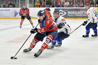 Wendepunkt bei Halbzeit: Mehr als 1000 Fans erleben spannendes Eishockey-Derby im Erzgebirge - Stürmer Florian Heinz erzielte gegen Chemnitz am Sonnabend die Führung und legte später einen weiteren Treffer nach.