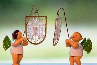 Wendt & Kühn-Engel zum Plauener Stadtjubiläum weg wie warme Semmeln - Die Sonderengel halten das Plauener Stadtwappen. 