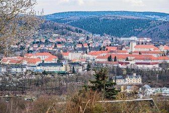 Wenig Aussicht auf entspanntes Parken auf Zeller Berg bei Aue-Spielen - Blick auf den Zeller Berg: Bei Aue-Spielen ist die Parkplatz-Situation meist prekär. Alle Stellflächen sind dann zugeparkt. 