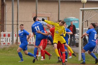 Wenig Fußball, viel Kampf: Königswalde gewinnt hitziges Derby gegen Neudorf - Vieles lief über Standards oder lange Bälle. So wie in dieser Szene, in der Königswaldes Kevin Bräuer (l.) einen Tick vor SVN-Torwart Nils Trautmann am Ball ist.