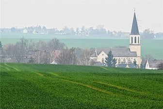 Wenig Gegenwind für Windpark-Pläne - Blick aus Richtung Arnsdorf auf Greifendorf. Hinter der markanten Kirche im Dorf sollen in Richtung Reichenbach (im Hintergrund) neue Windräder gebaut werden. 
