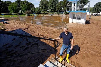 Wenig Geld und viel Bürokratie: Große und schwierige Aufgaben warten in Gersdorf auf den wiedergewählten Bürgermeister - Bürgermeister Erik Seidel im Sommer 2022 im vom Schlamm überfluteten Sommerbad.
