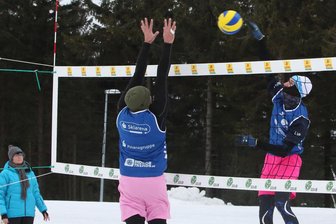 Wenig Schnee, aber umso mehr Spaß: So lief die Snowvolleyball-Premiere im Erzgebirge - Mit Fußballschuhen und im Zwiebellook absolvierten die zehn Teams das Turnier. Das kleine Finale gewann eine Mannschaft aus der sächsischen Landeshauptstadt vom USV TU Dresden.
