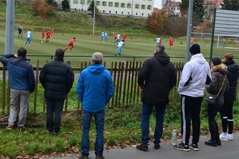 Wenig Sport - viel Corona: Das Sportjahr 2021 in Mittelsachsen - Zaungäste beim B-Jugend-Spiel von Barkas Frankenberg (blau) gegen Ifa Chemnitz: Es ging auch 2021 leider erneut mehr um Krankenhausbetten und Spritzen statt um Sprints, Tabellenzähler, Stadionwurst und das Treffen von Freunden auf oder neben dem Spielfeld.