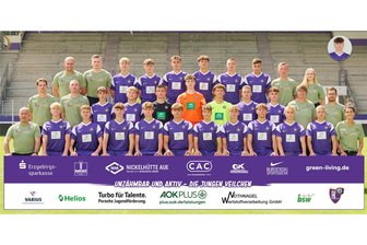 Wenig Veilchen-Jubel trotz erfolgreicher Relegation: Diese Fußball-Liga gibt es nicht mehr - Die U 17 des FC Erzgebirge Aue hätte sportlich gesehen nach erfolgreicher Relegation in die Bundesliga aufsteigen dürfen. Doch die Liga gibt es nicht mehr. Stattdessen bereiten sich die Veilchen nun auf eine neue Klasse vor.