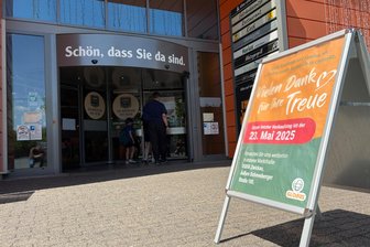Wenige Tage vor dem letzten Öffnungstag: Die ersten Abteilungen bei Globus in Chemnitz haben schon zu - Aufsteller vor dem Eingang zum Neefepark: In elf Tagen öffnet der dortige Globus-Markt zum letzten Mal.