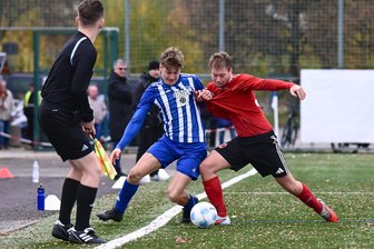 Wenige Tage vor Fristende: Langenauer Fußballer positionieren sich in der Aufstiegsfrage - Die Fußballer aus Mittweida (l.) und Langenau haben derzeit die besten Karten auf den Meistertitel.