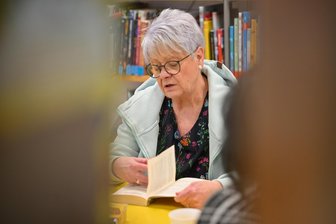 Weniger allein, mehr gemeinsam: Ein Nachmittag mit dem Chemnitzer Leseclub im Heckertgebiet - Anetta Horvàth leitet den Leseclub, der sich monatlich in der Stadtteilbibliothek im Vita Center trifft.