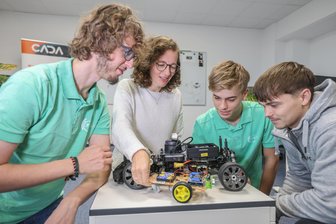 Weniger Ausbildungsplätze in Sachsen - aber mehr Stellen im Handwerk - Bei FDTech in Chemnitz sind die Auszubildenden in die Entwicklung von Software für autonomes Fahren eingebunden. Im Bild BA-Student Raziel Kretschmer, Mathematikerin Anke Stoll, Azubi Linus Geißler und Azubi Noel Appelt.