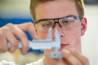 Weniger Ausbildungsverträge in Sachsen - Betriebe bemängeln Bewerber - Florian Wölk (18), Lehrling in der Grundausbildung Metall bei dem Großmaschinenhersteller VEM Sachsenwerk, arbeitet am 28.10.2013 in Dresden (Sachsen) mit einer Messlehre.