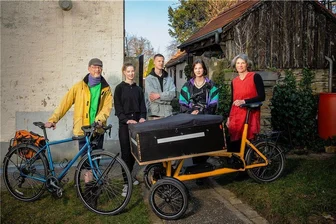 Weniger Auto, mehr Lastenrad: Zwei Familien aus Sachsen probieren die Mobilitätswende - Kathleen (r.) und Michael Strey (l.) haben ihr Familienauto im Oktober 2021 abgeschafft. Als die Kinder noch klein waren, sei der VW-Bus durchaus praktisch gewesen, sagen die Eheleute aus Dresden-Altnaußlitz. Jetzt, da von fünf Kindern nur noch drei zu Hause wohnen, sei der Verzicht aber keine große Sache mehr. Ihre Einkäufe oder die Ernte vom eigenen Feld lädt Kathleen Strey auf ihr Lasten-Pedelec. 