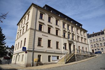 Weniger Barrieren für Bürger im Markneukirchner Rathaus - Das Rathaus in Markneukirchen.
