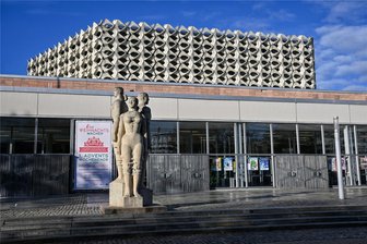 Weniger Besucher als erwartet, zusätzliche Baustellen: Nach dem Chemnitzer Theater nun auch Stadthalle & Co. in akuter Not - Die Stadthalle Chemnitz ist eines der großen Veranstaltungshäuser, die städtische Gesellschaft C3 bewirtschaftet. Weil die Geschäfte wie in der gesamten Branche nicht so laufen wie erhofft, braucht das Unternehmen zusätzliches Geld.