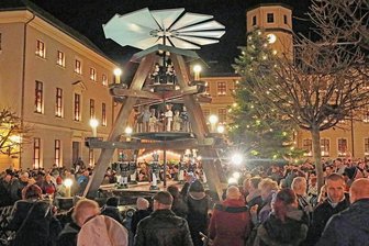Weniger Besucher: Crimmitschau streicht Weihnachtsmarkt auf drei Tage zusammen - Der Crimmitschauer Weihnachtsmarkt zu Zeiten, als noch nicht Corona für Einschränkungen sorgte. In diesem Jahr gibt es wieder uneingeschränkt Gewusel rund um die Pyramide - aber nur an drei Tagen. 