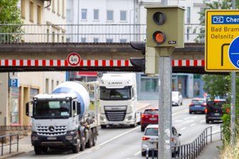 Weniger Bußgeld, neue Blitzer: Warum die Stadt Plauen ihre Überwachung umstellt - Der Rotlichtblitzer an der Böhlerstraße in Plauen existiert seit 2016. Die Anlage soll erneuert und um eine Tempomessanlage ergänzt werden.