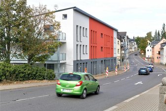 Weniger Eigenheime und Wohnhäuser in Mittelsachsen: Baubranche kämpft mit massivem Auftragsrückgang - Die Ortsdurchfahrt der B 101 in Brand-Erbisdorf: Hier wurde nach einem Brand ein Haus komplett neu gebaut. Bei neuen Vorhaben scheuen private Investoren derzeit die hohen Kosten.