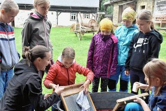 Weniger Feste: Freilichtmuseum schärft in Eubabrunn und Landwüst sein Profil - Wie war Wäschewaschen früher? Kinder in Eubabrunn mit Museumspädagogin Romy Bauch (vorn links).