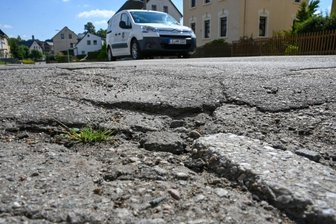 Weniger Fördergeld: Burgstädt will trotzdem Fußweg bauen - Kaputter Asphalt, kein Fußweg: Die Peniger Straße in Burgstädt liefert seit Jahren Anlass für Kritik.