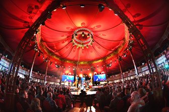 Weniger Gäste zur längsten Festivalsaison - Das Electric Light Orchestra (ELO) mit Phil Bates spielte zum Klanglichtzauber im Spiegelzelt auf dem Schützenplatz in Mittweida. Auch diese Veranstaltung gehörte zu Festivalsaison des Mittelsächsischen Kultursommers.