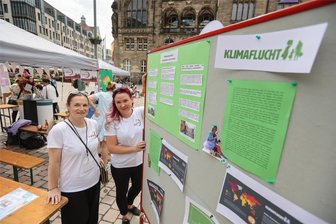 Weniger Geld, mehr Rassismus: Was Integrationshelfer in Chemnitz nach dem Wahlerfolg der AfD fürchten - Nadine Steinhäuser und Maria Kramer vom Agiua e.V zum Weltflüchtlingstag vor dem Rathaus. Mit der Aktion sollte ein Zeichen für den nächsten Stadtrat gesetzt werden.