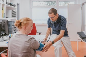 Weniger Honorar, gestrichene Zuschläge: Sachsens Hausärztechef zu Warkens Sparplänen - Erste Anlaufstelle Hausarzt: Dr. Torben Ostendorf in seiner Praxis in Leipzig.